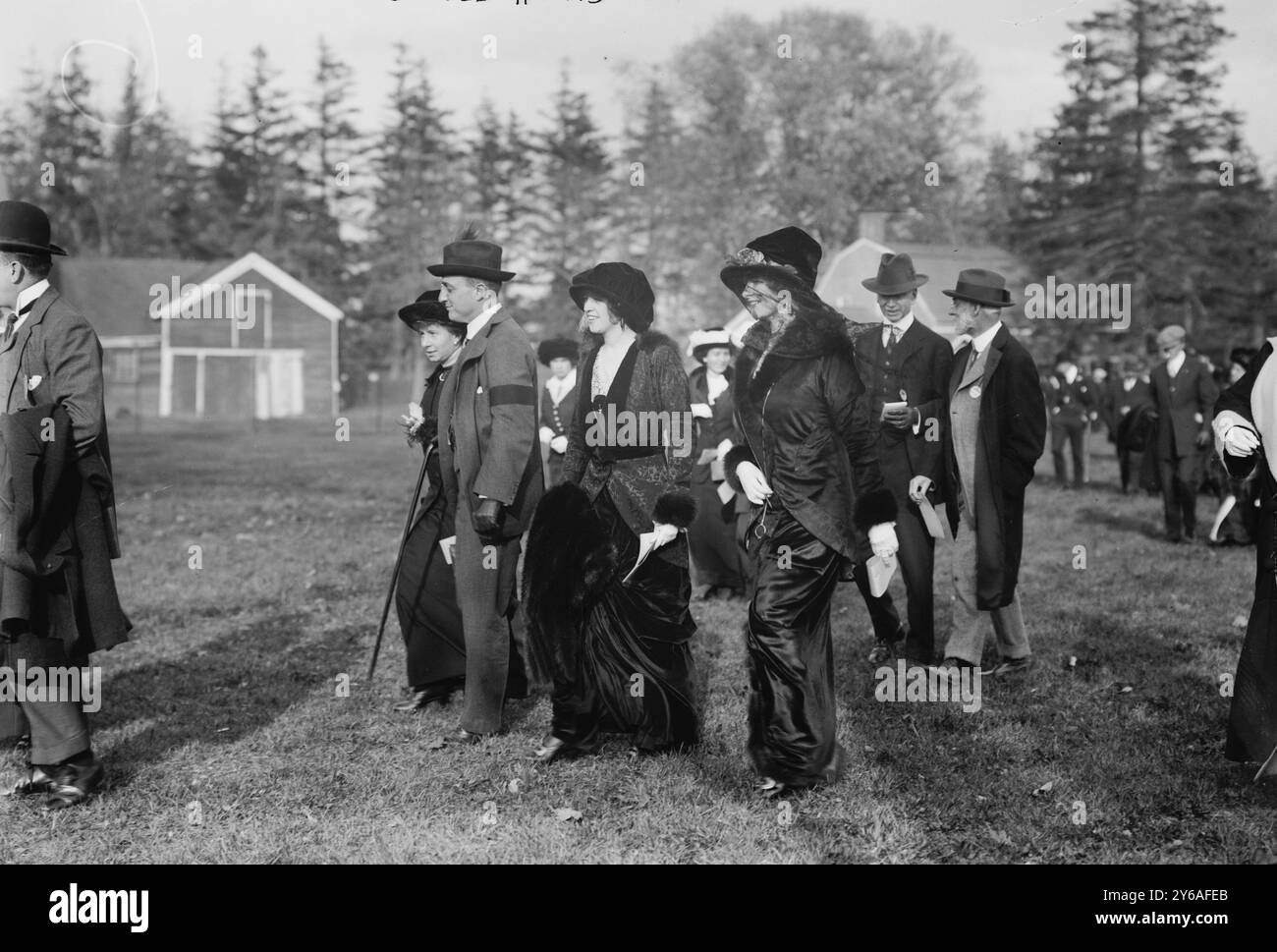 Costumi autunnali visti a United Hunts Meet, la fotografia mostra le persone al meeting della United Hunts Racing Association al Belmont Park Terminal Track, 22 maggio 1920., 1920 maggio 22, Glass negatives, 1 negativo: vetro; 5 x 7 poll. o più piccolo. Foto Stock