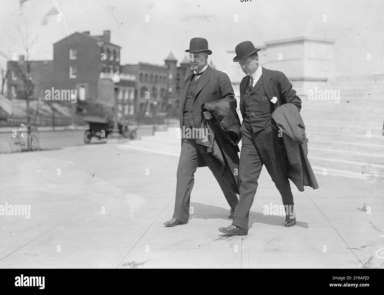 Hoke Smith, GA, foto mostra il senatore Hoke Smith (1855-1931) della Georgia che esce dal Russell Senate Office Building, Washington, D.C., tra il 1910 CA e il 1915 CA, Glass negative, 1 negativo: Vetro; 5 x 7 pollici. o più piccolo. Foto Stock