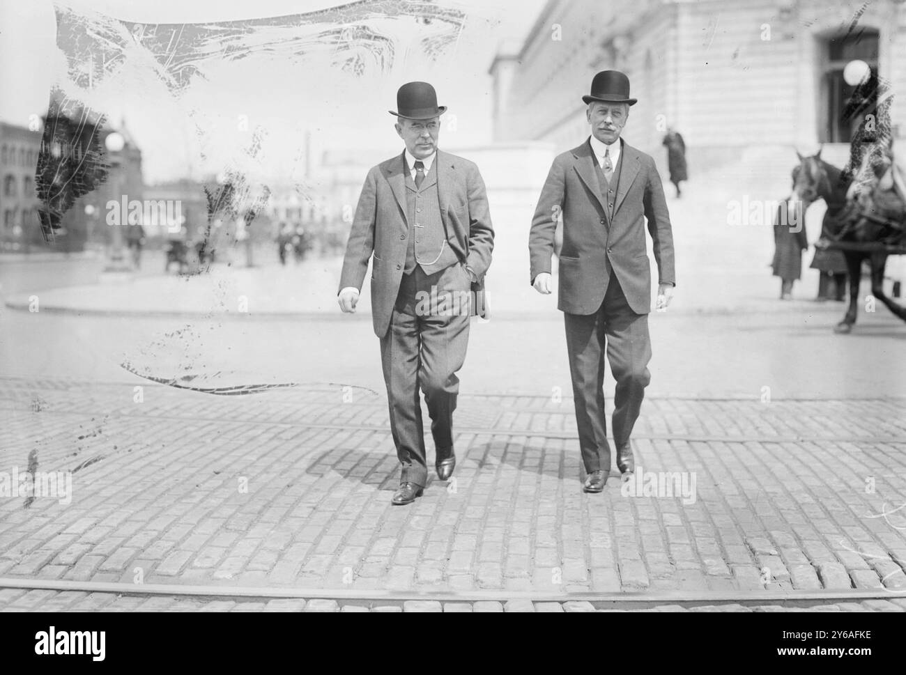 Geo. T. Oliver, Pa., foto mostra il senatore George Tener Oliver (1848-1919) della Pennsylvania che esce dal Russell Senate Office Building, Washington, D.C., tra CA. 1910 e CA. 1915, Glass negatives, 1 negativo: Vetro; 5 x 7 pollici o più piccolo. Foto Stock