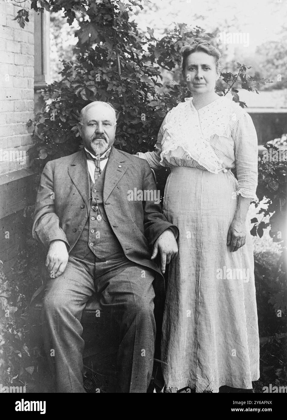 John L. Stevens & Wife, Photo Shows Judge John Loomis Stevens, candidato a governatore dell'Iowa nel 1912 con sua moglie, Rowena Edson Stevens, leader del suffragio femminile., tra il 1910 e il 1915 circa, Glass negatives, 1 negative: Glass; 5 x 7 pollici o più piccolo. Foto Stock