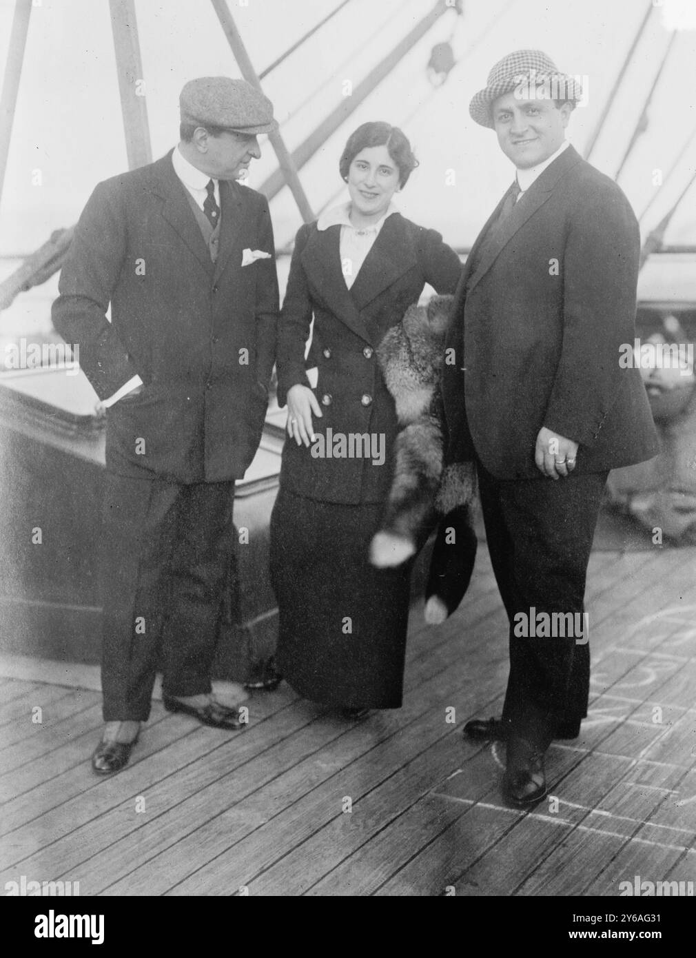 Antonio Scotti, Lucrezia Bori, Pasquale Amato, foto mostra i cantanti lirici italiani Antonio Scotti (1866-1936), Lucrezia Bori (1887-1960), Pasquale Amato (1878-1942) arrivando a New York il 28 ottobre 1912, 1912 ottobre 28, Glass negative, 1 negative: Glass; 5 x 7 poll. o più piccolo. Foto Stock