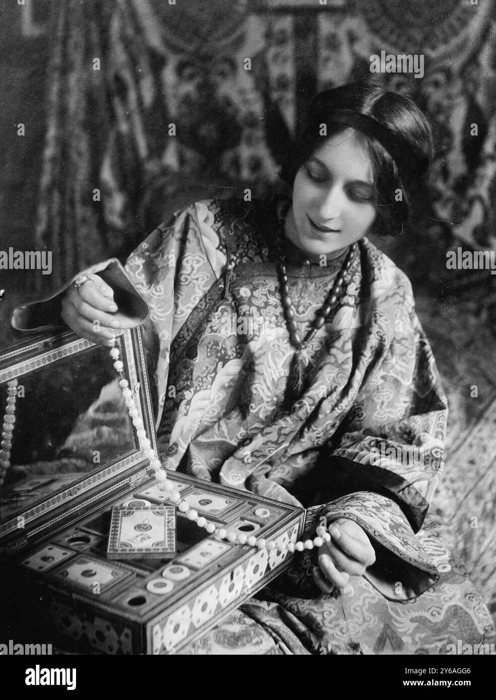 Napierkowska, Photo mostra l'attrice, ballerina e star del cinema muto francese Stacia Napierkowska (1891-1945)., tra il 1910 e il 1915 circa, Glass negatives, 1 negativo: Vetro; 5 x 7 pollici. o più piccolo. Foto Stock