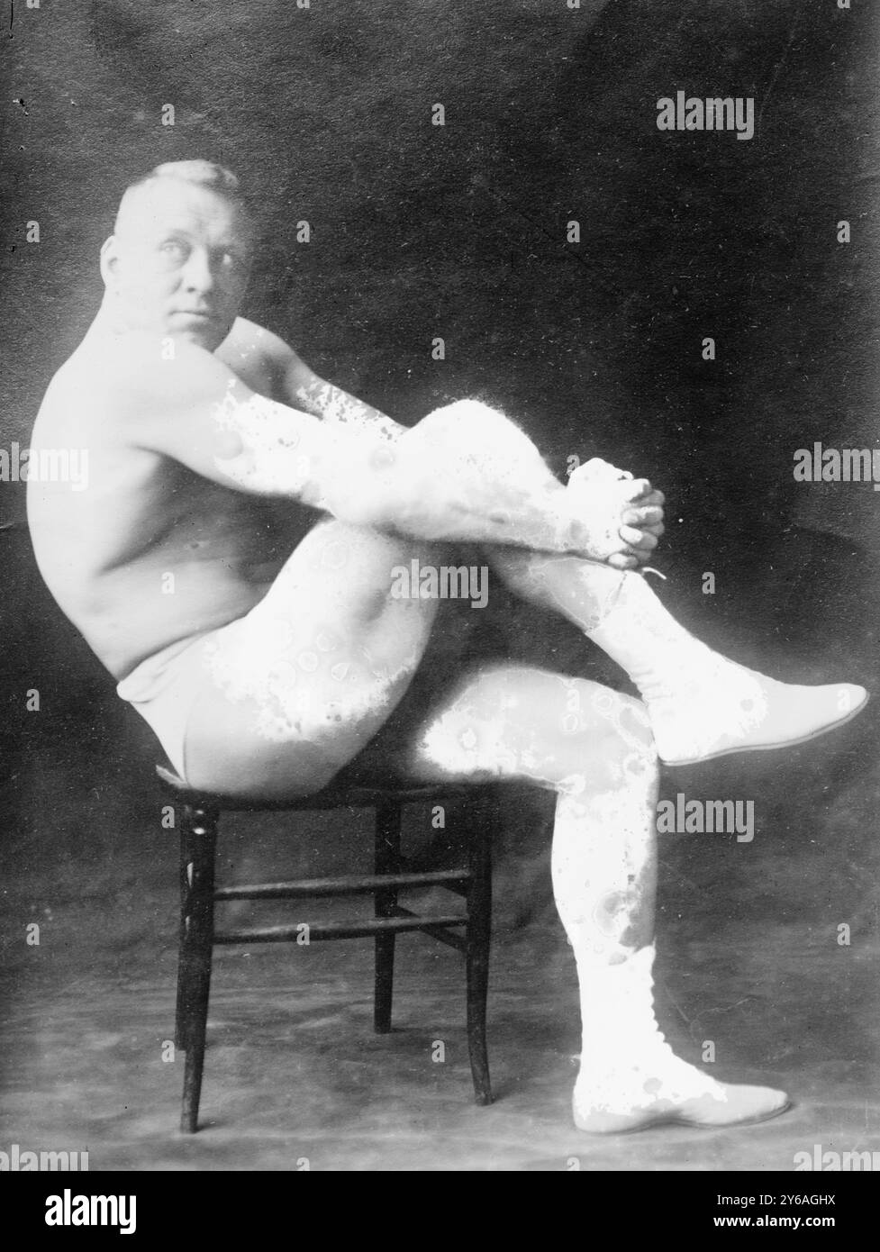 Geo. Lurich, foto mostra Georg Lurich (1876-1920), un lottatore greco-romano estone e uomo forte dei primi anni del XX secolo., tra il 1910 e il 1915 circa, Glass negative, 1 negativo: Vetro; 5 x 7 pollici. o più piccolo. Foto Stock