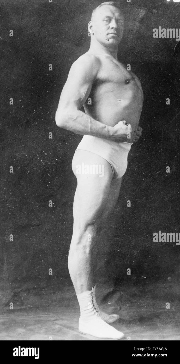 Geo. Lurich, foto mostra Georg Lurich (1876-1920), un lottatore greco-romano estone e uomo forte dei primi anni del XX secolo., tra il 1910 e il 1915 circa, Glass negative, 1 negativo: Vetro; 5 x 7 pollici. o più piccolo. Foto Stock