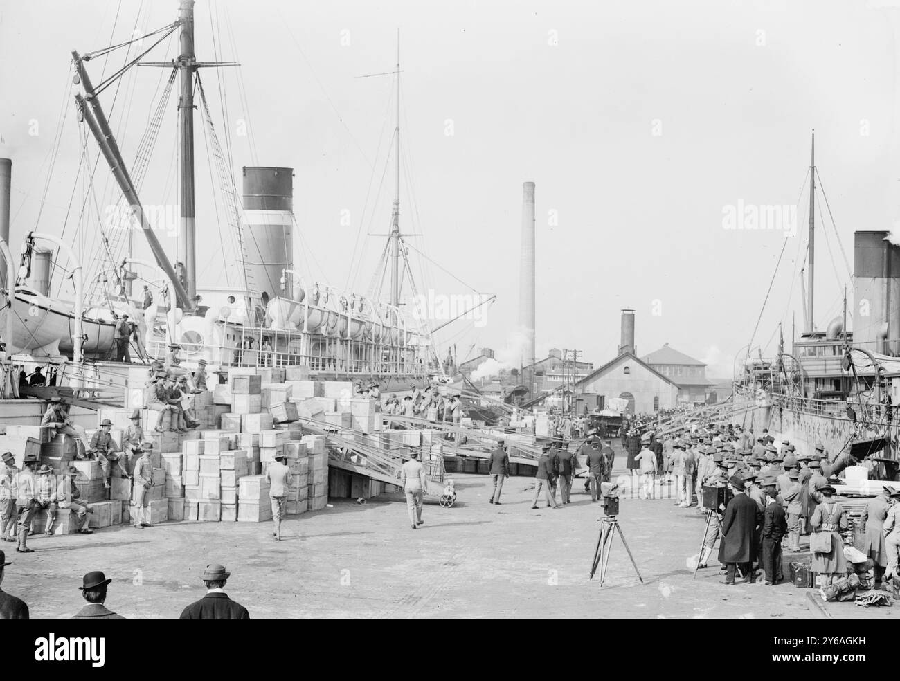 Loading MEADE, foto mostra la nave da trasporto dell'esercito americano Meade con i Marines americani che si mobilitano a League Island, Philadelphia Naval Shipyard, Pennsylvania, nel febbraio 1913, prima di andare a Guantánamo, Cuba, in risposta alla rivoluzione messicana. Annotare il gruppo di fotografi in primo piano a destra. (Articoli del New York Times), 1913 febbraio 14., Glass negative, 1 negativo: Vetro; 5 x 7 pollici o più piccolo. Foto Stock