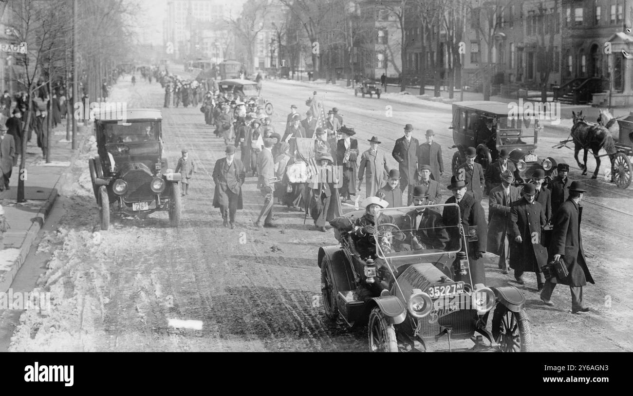 Gli escursionisti a suffragio sulla strada per Washington, la foto mostra l'escursione guidata dal "generale" Rosalie Jones da New York a Washington D.C. per la parata della National American Woman Suffrage Association del 3 marzo 1913. Foto scattata a Newark, New Jersey, su Broad Street, appena a nord di West Kinney Street, il 12 febbraio 1913. Rosalie Jones sta camminando dietro la prima auto., 1913 febbraio 12, Glass negative, 1 negativo: Vetro; 5 x 7 poll. o più piccolo. Foto Stock
