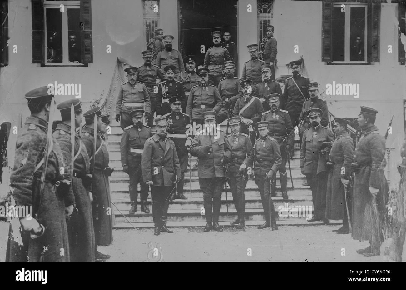 King Geo. & Czar Ferd. A Salonicco, la foto mostra lo zar Ferdinando i di Bulgaria (secondo da sinistra, prima fila) con re Giorgio i di Grecia (primo da sinistra), a Salonicco, in Grecia durante la prima guerra balcanica., 1912 o 1913, Glass negative, 1 negativo: Vetro; 5 x 7 pollici. o più piccolo. Foto Stock
