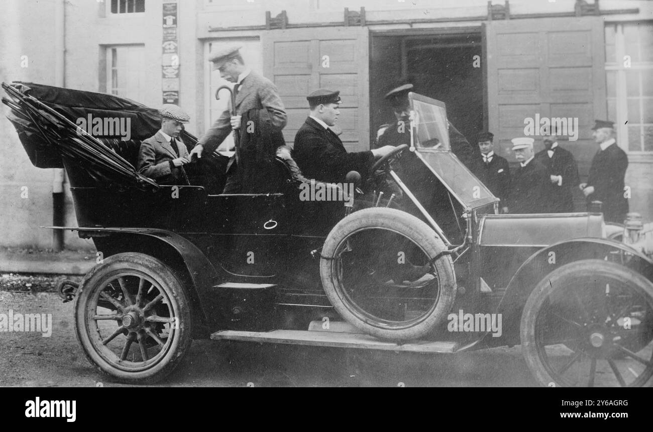 Prince of Wales in Germany, Photo mostra Edward, Prince of Wales, (poi Edward VIII, il Duca di Windsor) (1894-1972) seduto su un'automobile da turismo Pierce-Arrow del 1910 con Hermann Georg Fiedler, professore di tedesco all'Università di Oxford il 31 marzo 1913 fuori dalla Zeppelin Works a Friedrichschafen, Germania. Ferdinand Graf von Zeppelin (1838-1917) è in berretto bianco vicino alla porta., 1913 marzo 31, negativi di vetro, 1 negativo: Vetro; 5 x 7 pollici. o più piccolo. Foto Stock