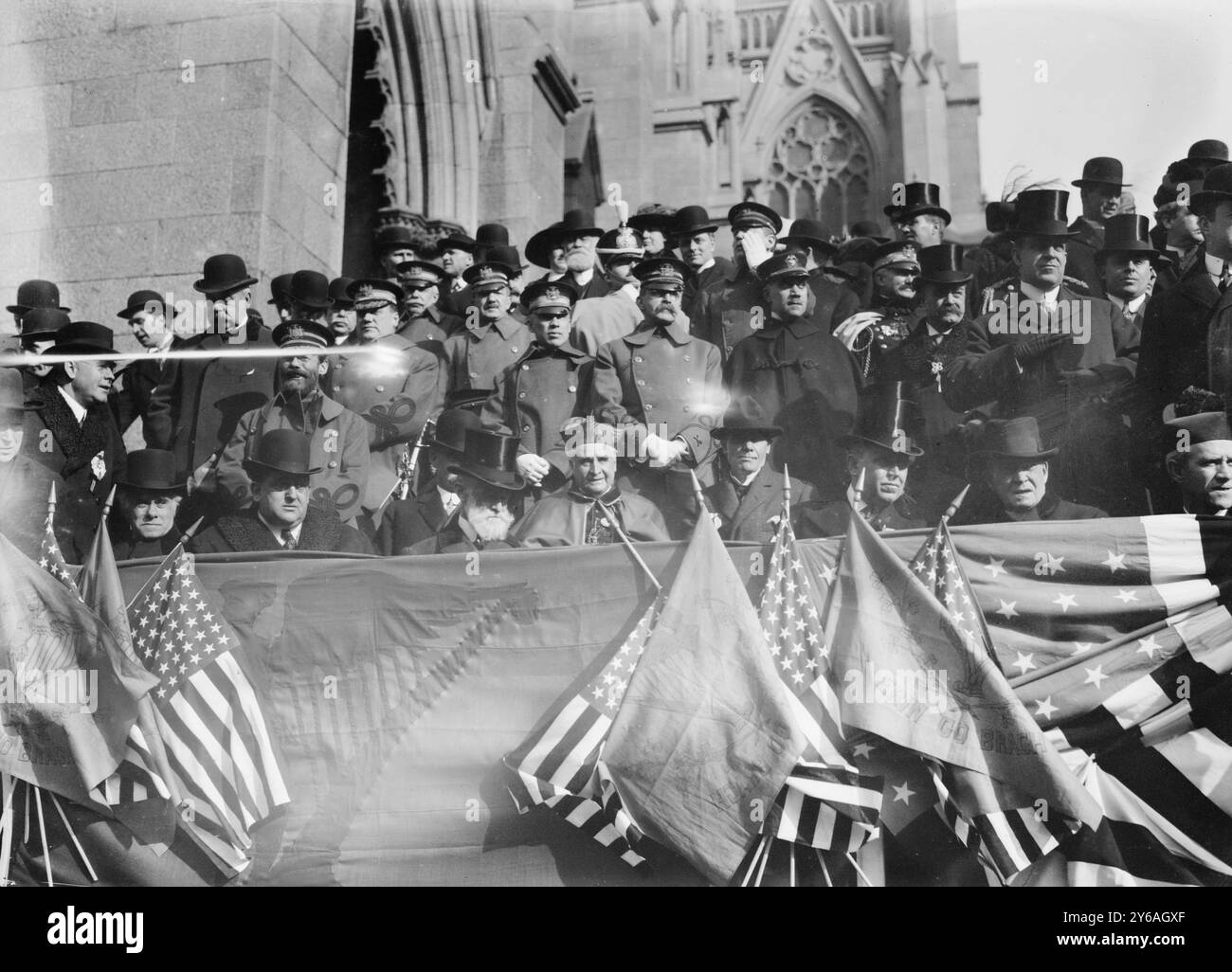 Edwards, Crimmins, Farley, Sulzer (giorno di San Pat, '13), Photo Shows (prima fila, a partire dalla quarta persona da sinistra) John D. Crimmins, un imprenditore, laico cattolico e filantropo (m. 1917); John Cardinal Murphy Farley (1842-1918), un cardinale irlandese-americano della Chiesa cattolica romana che ha servito come arcivescovo di New York; e William Sulzer, (1863-1941), governatore di New York., 1913 marzo 17, Glass negatives, 1 negative: Glass; 5 x 7 in. o più piccolo. Foto Stock