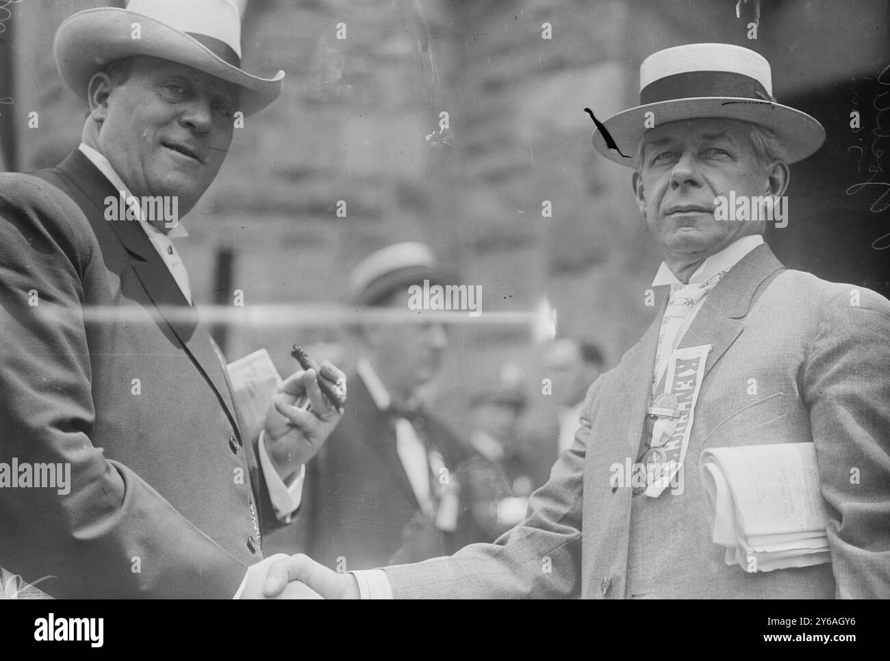 Ollie James, Justice Gooble, Photo Shows Ollie Murray James (1871-1918), deputato democratico del Kentucky e Mr. Justus Goebel, un delegato del Kentucky, alla Convention nazionale democratica del 1912 a Baltimora, Maryland., 1912 giugno o luglio, Glass negatives, 1 negativo: Vetro; 5 x 7 pollici. o più piccolo. Foto Stock