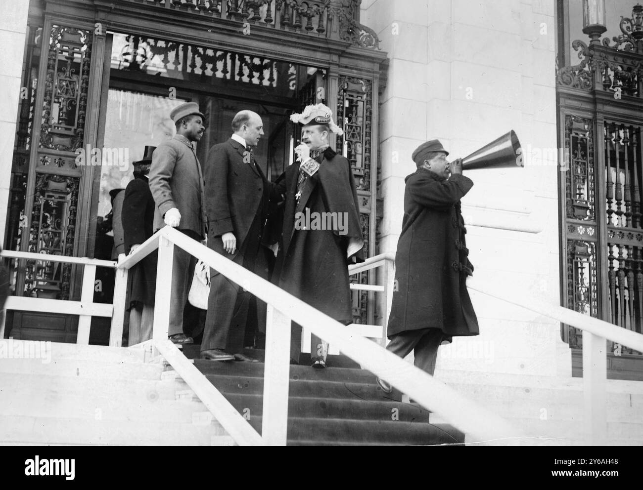 John Barrett & Conte Von Bernstorff, foto mostra il diplomatico John Barrett (1866-1938), il direttore generale dell'Unione panamericana e l'ambasciatore tedesco Johann Heinrich von Bernstorff (1862-1939) al ricevimento del corpo diplomatico presso il Pan American Building, Washington D. C. il giorno di Capodanno 1913. Uomo afro-americano con megafono si trova davanti agli uomini., 1913 gennaio 1, Glass negative, 1 negativo: Vetro; 5 x 7 pollici o più piccolo. Foto Stock