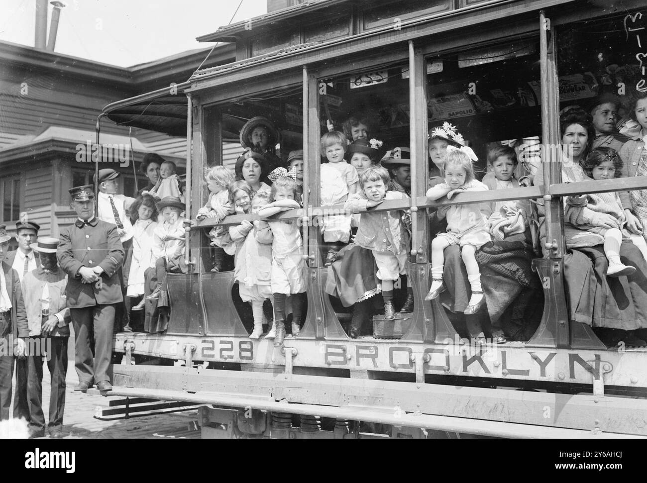 Escursione in aria fresca, foto mostra probabilmente le madri e i loro figli in tram diretto al traghetto che li ha portati a Sea Breeze, Coney Island, in un viaggio sponsorizzato dalla Fresh Air Home della New York Association for Improving the Condition of the Poor., 1913 giugno 2, Glass negative, 1 negative: Glass; 5 x 7 pollici. o più piccolo. Foto Stock