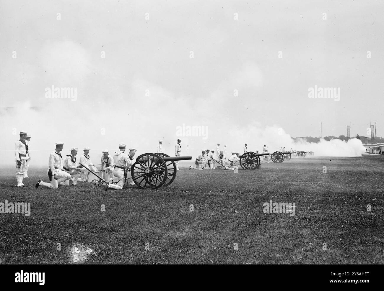 Artiglieria - Annapolis, foto mostra esercitazioni di artiglieria nel campus della United States Naval Academy, Annapolis, Maryland, 1913 giugno., 1913 13 giugno, negativi del vetro, 1 negativo: vetro; 5 x 7 pollici o più piccolo. Foto Stock