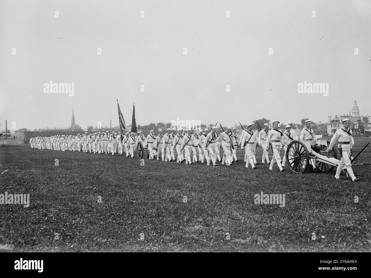 Artiglieria - Annapolis, foto mostra esercitazione nel campus della United States Naval Academy, Annapolis, Maryland, 1913 giugno., 1913 3 giugno, negativi del vetro, 1 negativo: vetro; 5 x 7 pollici o più piccolo. Foto Stock