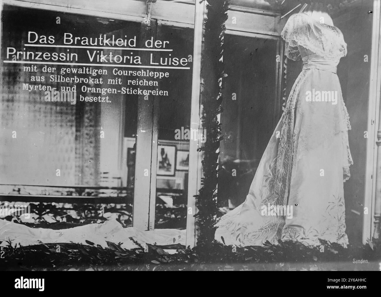 Abito da sposa di Vittoria Luisa, foto mostra abito da sposa della principessa Vittoria (Viktoria) Luisa di Prussia che sposò il principe Ernesto Augusto, duca di Brunswick il 24 maggio 1913., 1913, Glass negative, 1 negative: Vetro; 5 x 7 poll. o più piccolo. Foto Stock