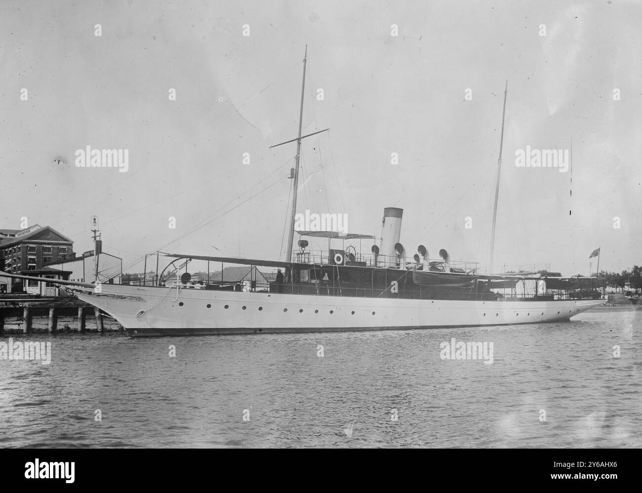 SYLPH, U.S., la fotografia mostra la USS Sylph, che era il terzo Presidential Yacht, costruito da John Roach & Co. Di Chester, Pennsylvania e commissionato al Norfolk Navy Yard nell'agosto 1898. Il Sylph servì i presidenti McKinley, Roosevelt, Taft e Wilson., tra CA. 1910 e CA. 1915, Glass negative, 1 negativo: Vetro; 5 x 7 pollici. o più piccolo. Foto Stock