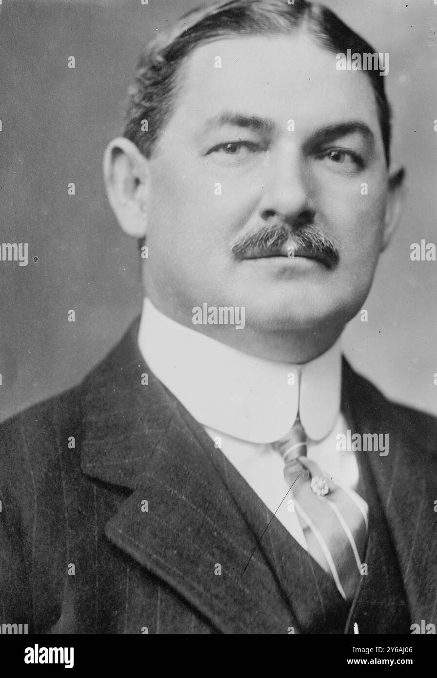 G.S. Dougherty, foto mostra George S. Dougherty, un vice commissario di polizia a New York., tra il 1910 e il 1920, Glass negative, 1 negativo: Vetro; 5 x 7 pollici. o più piccolo. Foto Stock