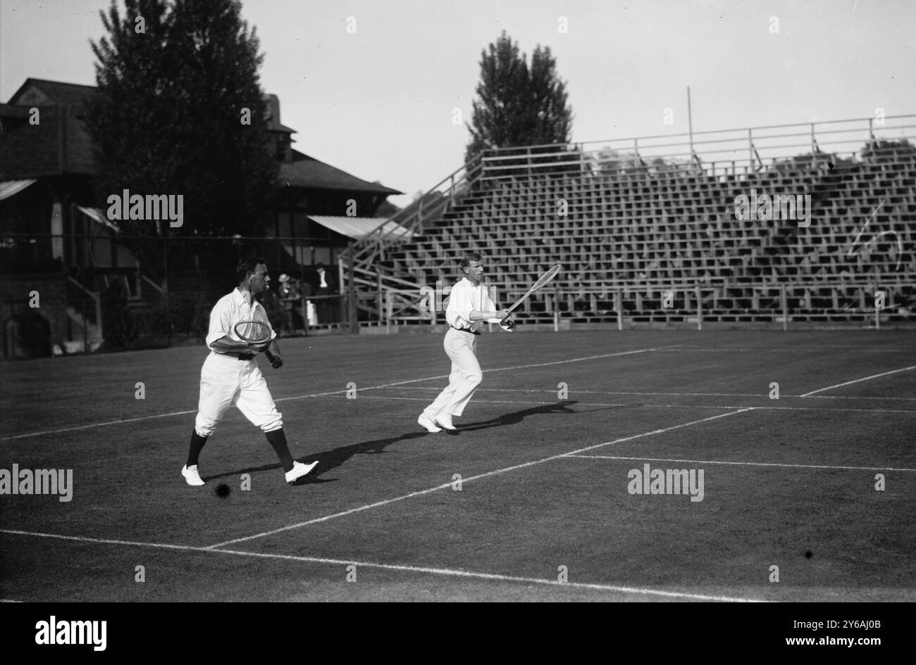 Rice & Doust, foto mostra i tennisti australiani Horace M. Rice e il capitano Stanley N. Doust che praticano per la Coppa Davis 1913, West Side Tennis Club, New York City., 1913 giugno, Glass negative, 1 negativo: Vetro; 5 x 7 poll. o più piccolo. Foto Stock