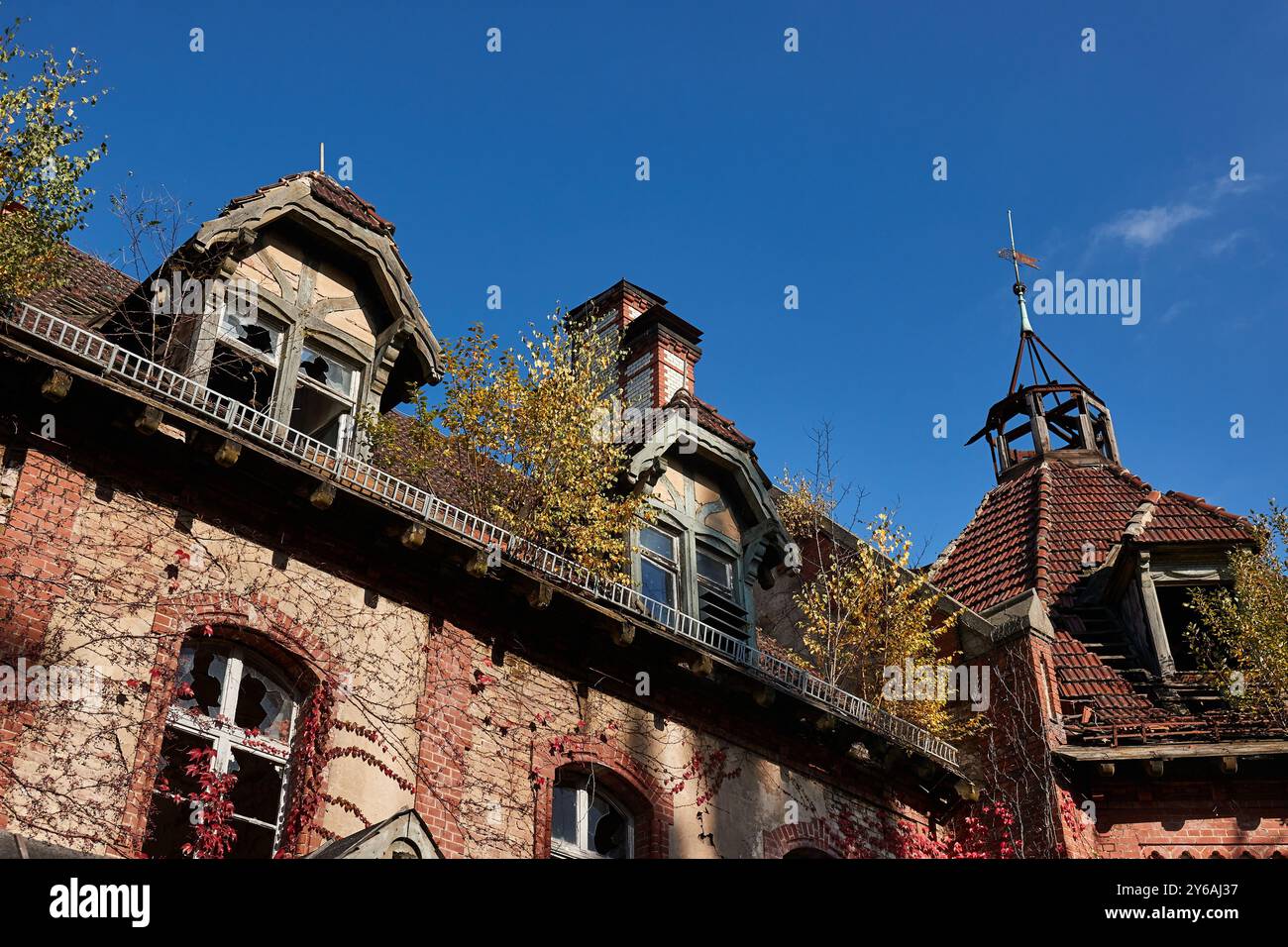 Esterno dell'edificio abbandonato che cade a pezzi Foto Stock