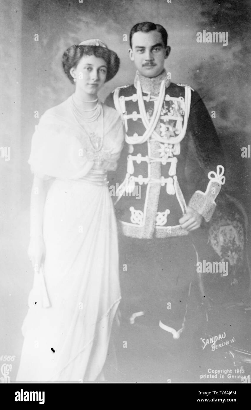 Ernesto Augusto di Brunswick & sposa, foto mostra Ernesto Augusto, Duca di Brunswick-Luneburg (1887-1953) e la sua sposa la Principessa Vittoria Luisa di Prussia che si sono sposati il 24 maggio 1913., c1913., Glass negatives, 1 negative: Glass; 5 x 7 poll. o più piccolo. Foto Stock