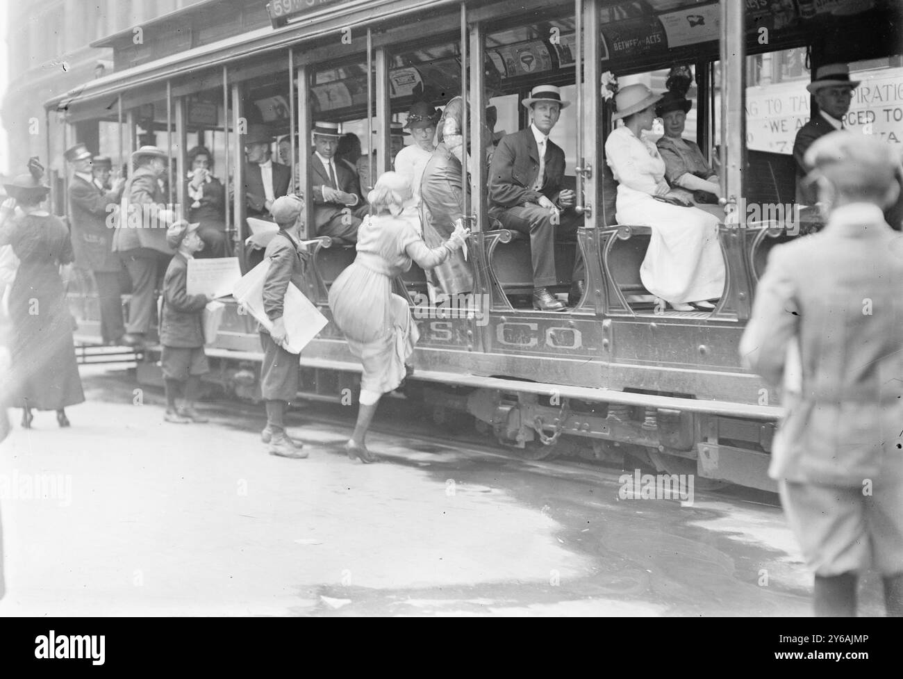 Entrando in Street car ?, tra CA. 1910 e CA. 1915, Glass negative, 1 negativo: Vetro; 5 x 7 pollici o più piccolo. Foto Stock