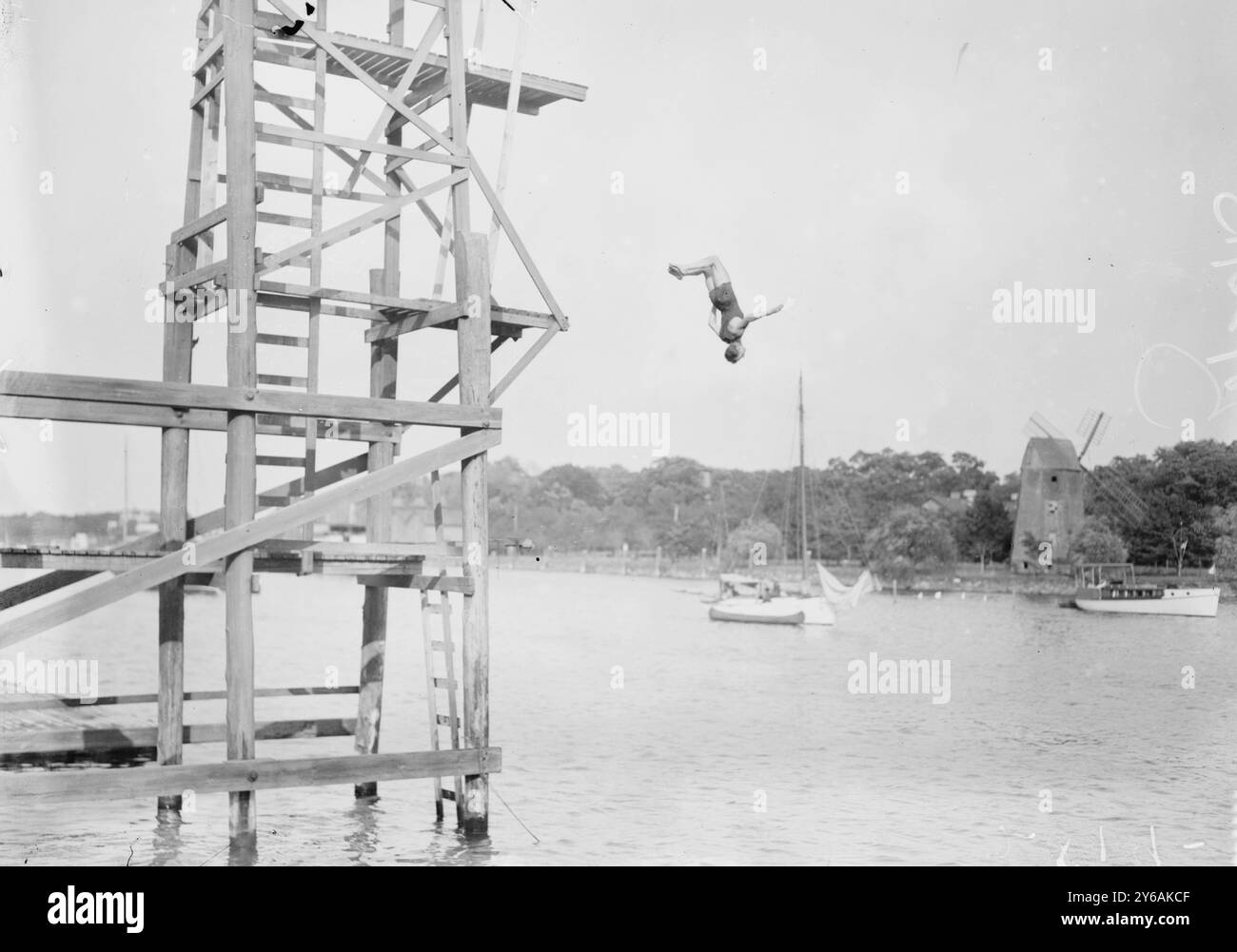 F.A. Mullen - immersioni, foto mostra il subacqueo Frank Aloysius Mullen (1887-1945) che si tuffa dalla piattaforma della casa estiva del New York Athletic Club, Travers Island, Pelham Manor, New York., 1913 agosto 26, negativi del vetro, 1 negativo: vetro; 5 x 7 pollici o più piccolo. Foto Stock