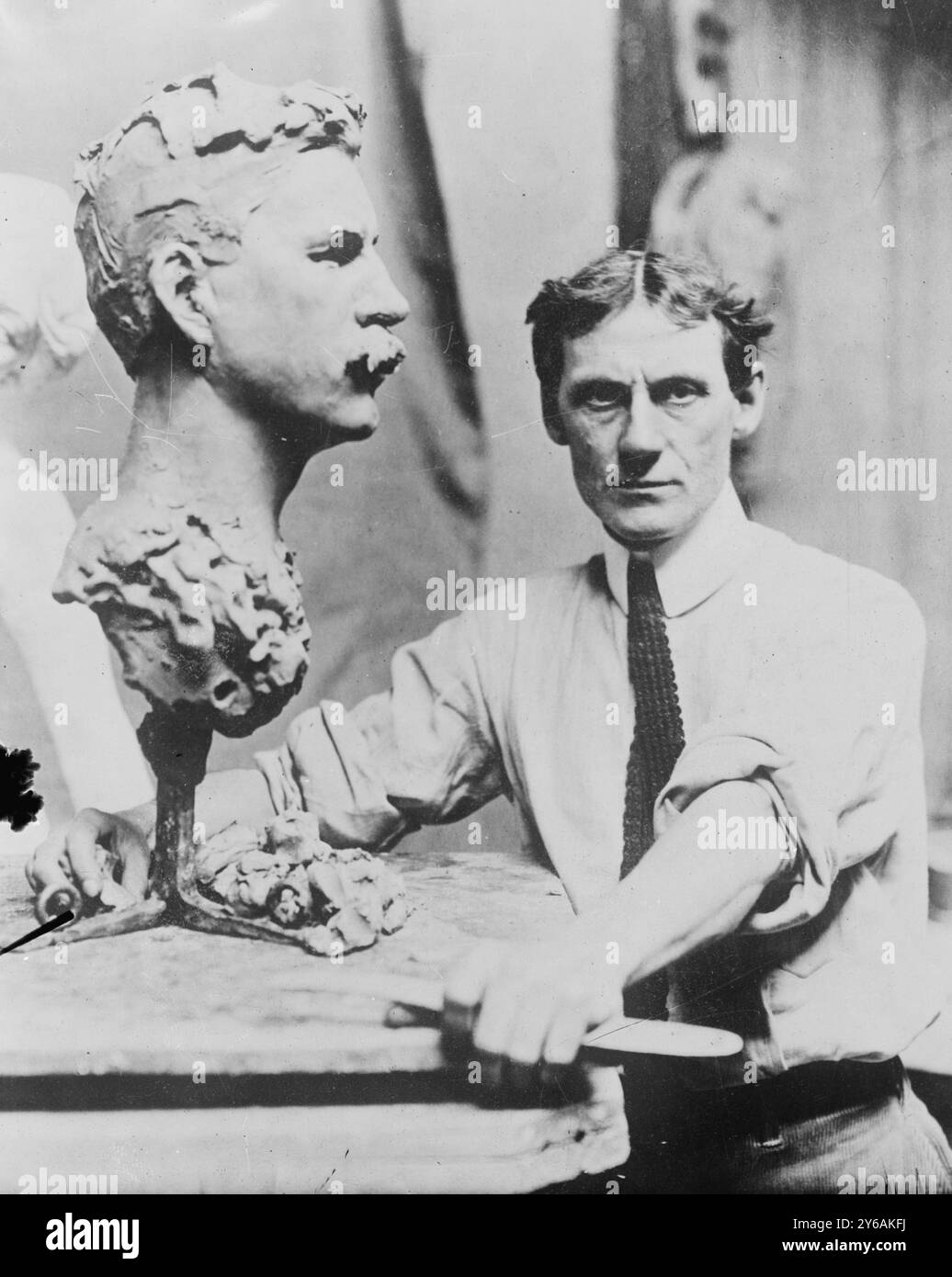 CAN. Grafly - arte, fotografia mostra Charles Grafly (1862-1929), uno scultore di Filadelfia che fu incaricato di produrre un tributo alle madri pioniere nell'agosto del 1913., 1913, Glass negatives, 1 negative: Glass; 5 x 7 in. o più piccolo. Foto Stock