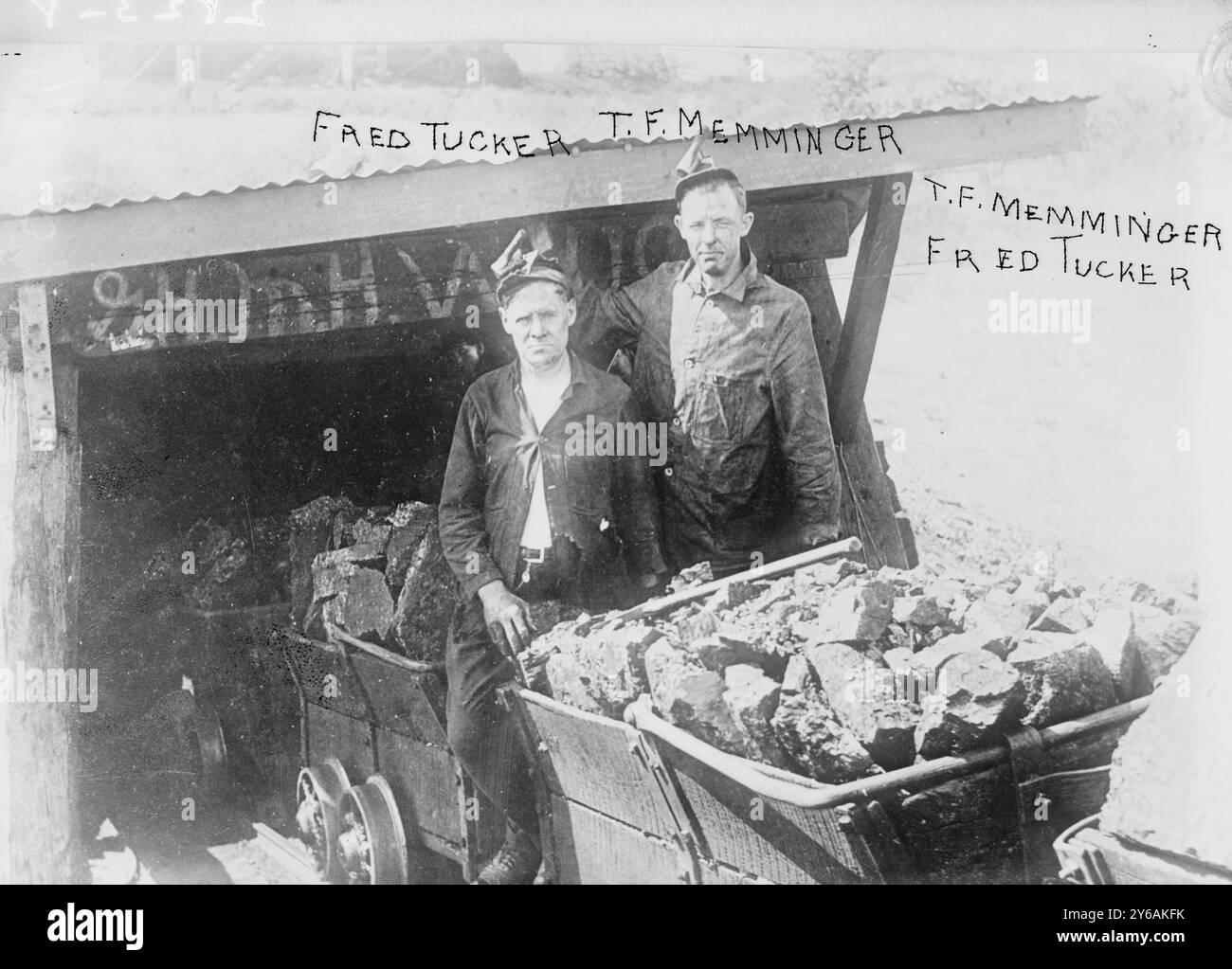 Fred Tucker - T.F. Memminger, la fotografia mostra i senatori dello stato dell'Oklahoma Fred E. Tucker e T.F. Memminger che lavorano in una miniera di carbone a Colgate, Oklahoma, per ottenere informazioni per una legge mineraria pendente nella legislatura statale., 1913, Glass negative, 1 negative: Glass; 5 x 7 in. o più piccolo. Foto Stock