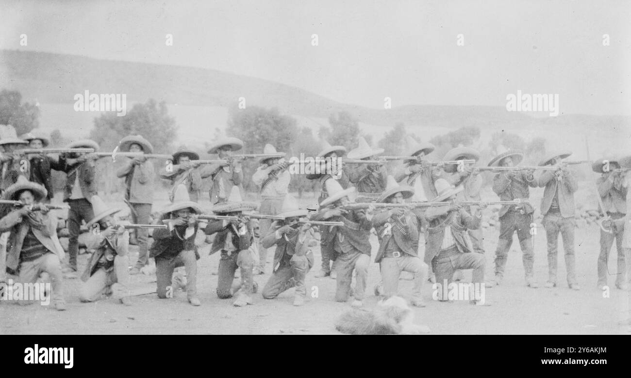 Revolucionarios Haciendo Fuego, foto mostra i soldati durante la Rivoluzione messicana., 1911 aprile 10, Glass negative, 1 negativo: Vetro; 5 x 7 pollici o più piccolo. Foto Stock