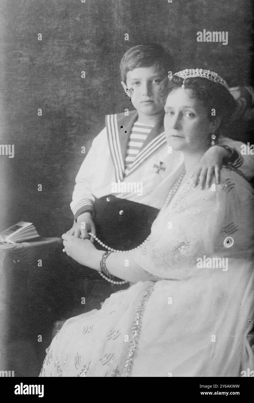 Zarina e Czarewitsch, la foto mostra Alexandra Feodorovna Romanova (1872-1918), imperatrice consorte di Russia e moglie di Nicola II, con suo figlio Alexei Nikolaevich, zarevic di Russia (1904-1918)., tra il 1910 e il 1913, Glass negatives, 1 negativo: Vetro; 5 x 7 pollici. o più piccolo. Foto Stock