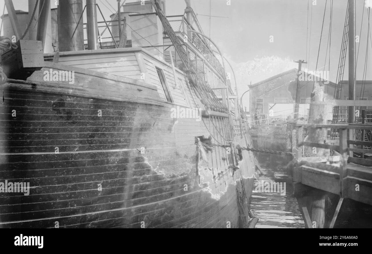 Deep Sea hotel, foto mostra la Stamler, una nave al largo della costa di New York, fondata da John Arbuckle (fondatore dell'azienda Arbuckle's Coffee) come alloggio per giovani adulti lavoratori a basso reddito., tra il 1910 e il 1915 circa, Glass negatives, 1 negative: Vetro; 5 x 7 pollici. o più piccolo. Foto Stock