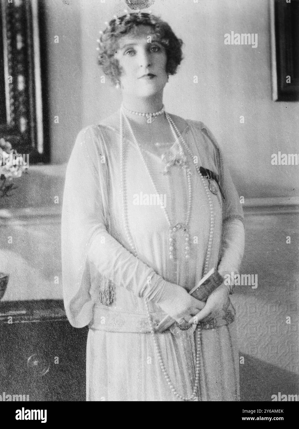 Lady Archibald Weigall, foto mostra Grace Emily Blundell Maple Weigall, ex baronessa von Eckardstein. Il suo secondo marito Archibald Weigall (1874-1952), fu Governatore dell'Australia meridionale (1920-1922)., tra il 1910 e il 1915 circa, Glass negatives, 1 negative: Glass; 5 x 7 pollici. o più piccolo. Foto Stock