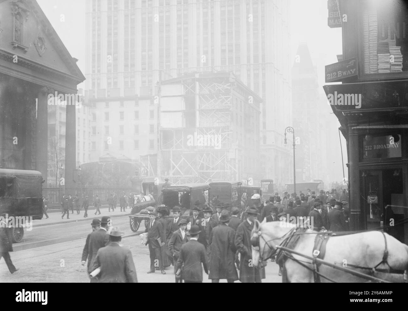 Demolendo la casa di Astor, la foto mostra la demolizione di parte dell'hotel Astor House, (West Side of Broadway tra Vesey e Barclay Street), per far posto alla costruzione della metropolitana, New York City., 1913, Glass negative, 1 negativo: Vetro; 5 x 7 poll. o più piccolo. Foto Stock