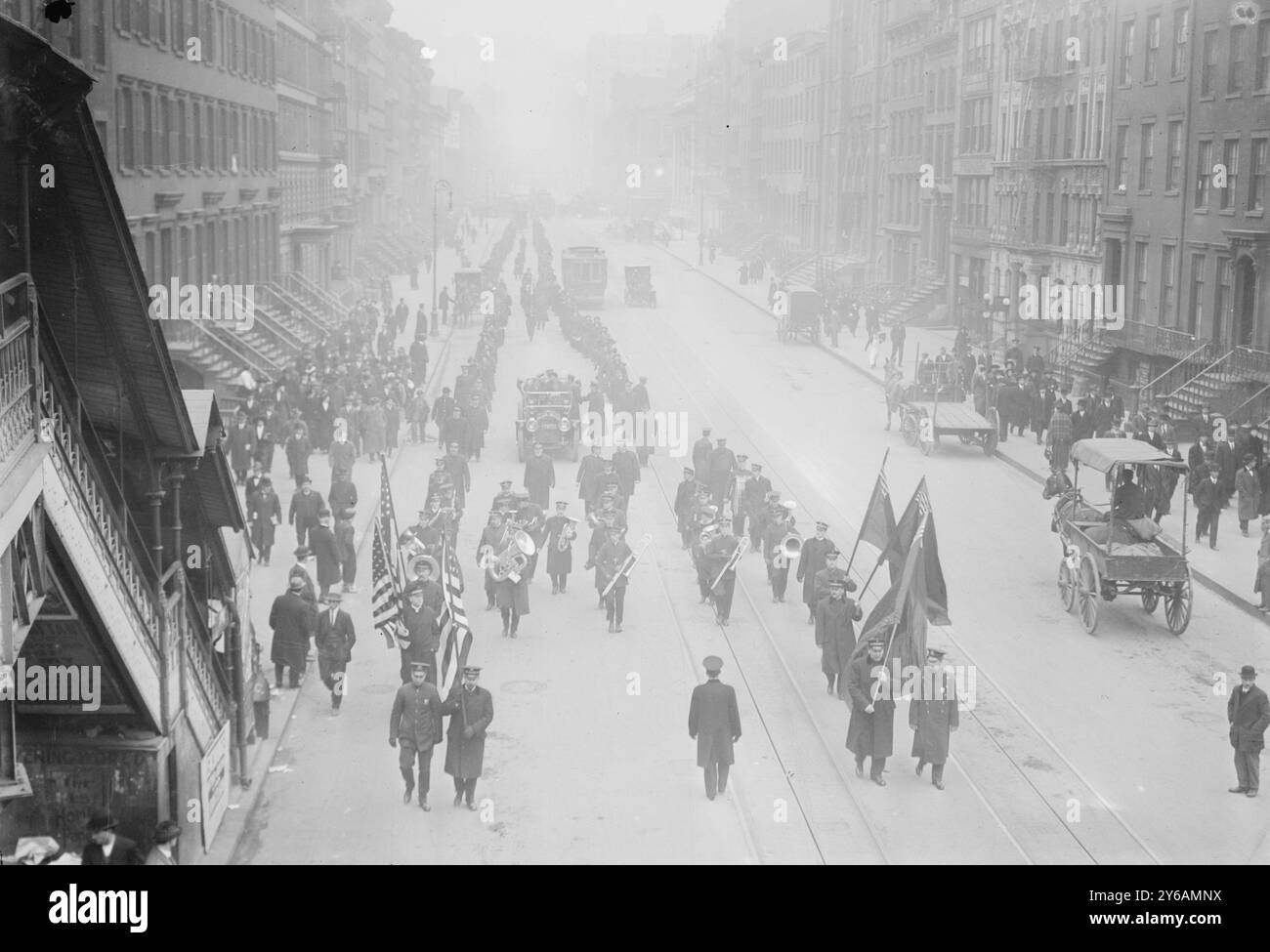 Partenza di Bramwell Booth, 11/26/13, Photo Shows Parade che accompagnò Bramwell Booth (1856-1929), il secondo generale dell'Esercito della salvezza sulla sua nave per tornare in Inghilterra. Bramwell era stato a New York per la convention dell'Esercito della salvezza., 1913 novembre 26, Glass negatives, 1 negative: Glass; 5 x 7 pollici. o più piccolo. Foto Stock