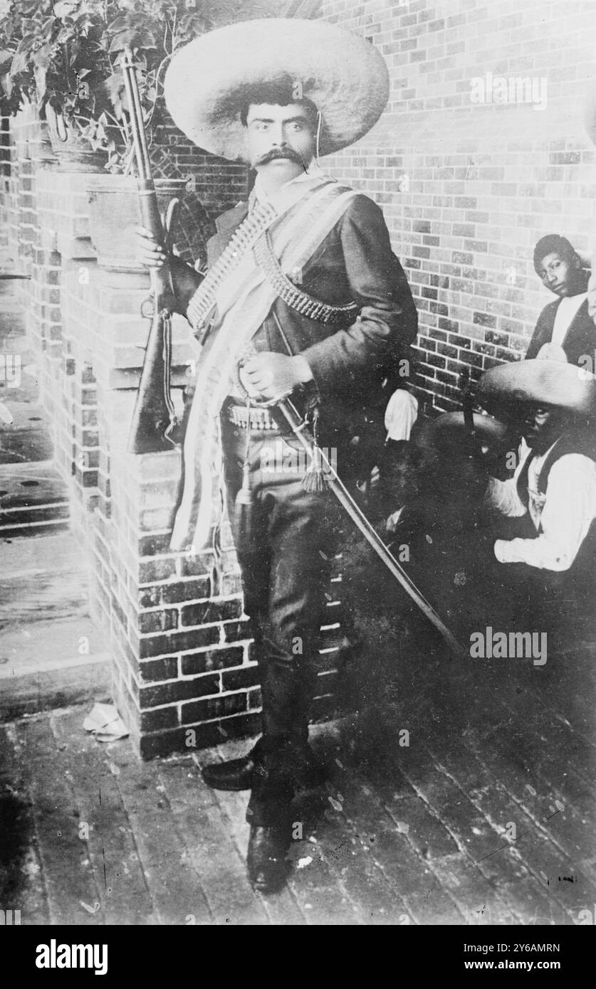 Emelio Zapata, Photo Shows Emiliano Zapata Salazar (1879-1919), leader della rivoluzione messicana (1910-1920)., 1911, Glass negative, 1 negativo: Vetro; 5 x 7 pollici. o più piccolo. Foto Stock Emelio Zapata, Photo Shows Emiliano Zapata Salazar (1879-1919), leader della rivoluzione messicana (1910-1920)., 1911, Glass negative, 1 negativo: Vetro; 5 x 7 pollici. o più piccolo. Foto Stock