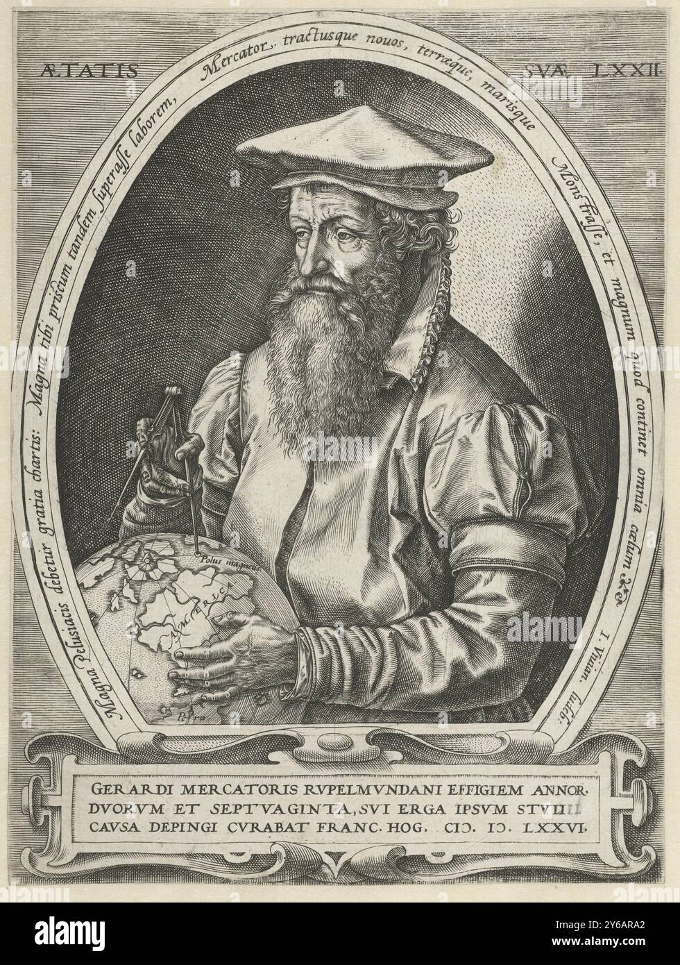 Ritratto di Gerardus Mercator, Gerardus Mercator, mostrato a metà in un ovale; un globo e una bussola nelle sue mani. Iscrizioni in latino intorno all'ovale e in un cartiglio sotto la stampa. Secondo l'iscrizione, Mercatore ha 72 anni, ma potrebbe essere sbagliato (vedi commenti)., tipografo: Hendrick Goltzius, (attribuito a), dopo aver dipinto: Frans Hogenberg, (menzionato sull'oggetto), Johannes Vivianus, (menzionato sull'oggetto), Haarlem, 1576, carta, incisione, altezza, 195 mm x larghezza, 146 mm Foto Stock