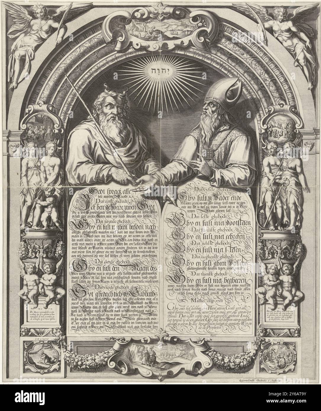 Mosè e Aronne con le Tavole della legge, le Tavole della legge sono presentate da Mosè e Aronne. Tra di loro in un'aureola con il nome di Dio. In alto al centro c'è un cartiglio che raffigura Mosè al cespuglio in fiamme. Al centro c'è un cartiglio che raffigura la danza intorno al vitello dorato. Personificazioni sinistra e destra delle virtù fede, speranza e amore., stampa, stampatore: Simon Frisius, (menzionato sull'oggetto), editore: Gerard Valck, (menzionato sull'oggetto), stampatore: Paesi Bassi del Nord, editore: Amsterdam, 1670 - 1726, carta, incisione, altezza, 878 mm x larghezza, 778 mm Foto Stock