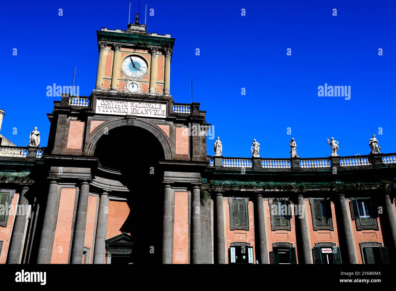 Il complesso Convitto Nazionale in Piazza Dante a Napoli Foto Stock