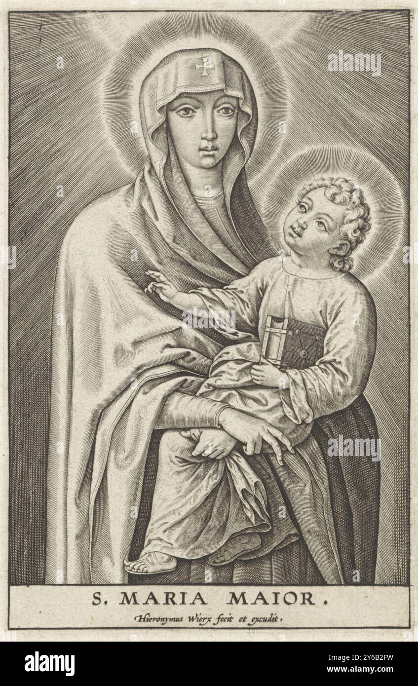 Maria con il bambino Cristo, S. Maria Maior (titolo sull'oggetto), Maria velata porta il bambino Cristo tra le braccia. The Child tiene un libro sotto il braccio e fa un gesto di benedizione., stampa, stampatore: Hieronymus Wierix, (menzionato sull'oggetto), editore: Hieronymus Wierix, (menzionato sull'oggetto), Anversa, 1563 - prima del 1619, carta, incisione, altezza, 140 mm x larghezza, 92 mm Foto Stock