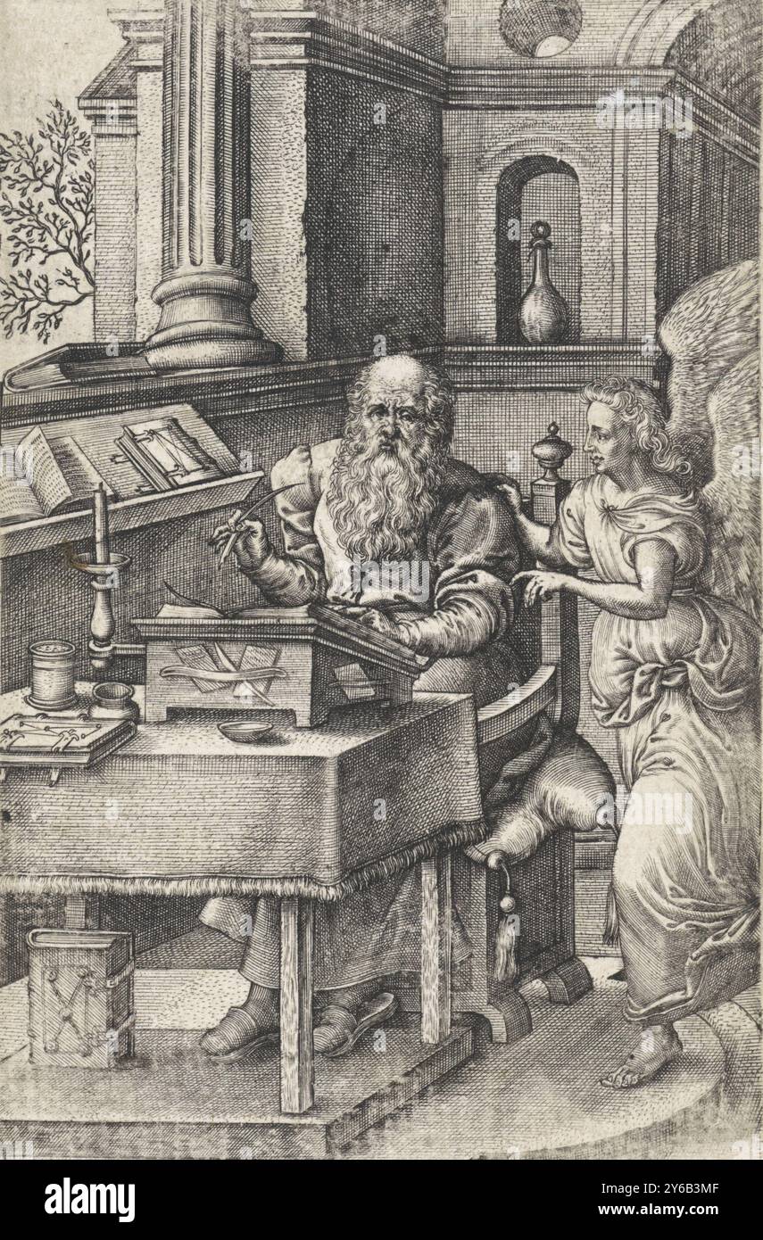 L'evangelista Matthew, l'evangelista Matthew nel suo studio. Il suo attributo l'angelo mette la mano sulla spalla di Matteo., stampa, tipografo: Johannes Wierix, (menzionato sull'oggetto), su disegno di: Pieter van der Borcht (i), (menzionato sull'oggetto), Anversa, 1573, carta, incisione, stampa letterpress, altezza, 115 mm x larghezza, 75 mm Foto Stock