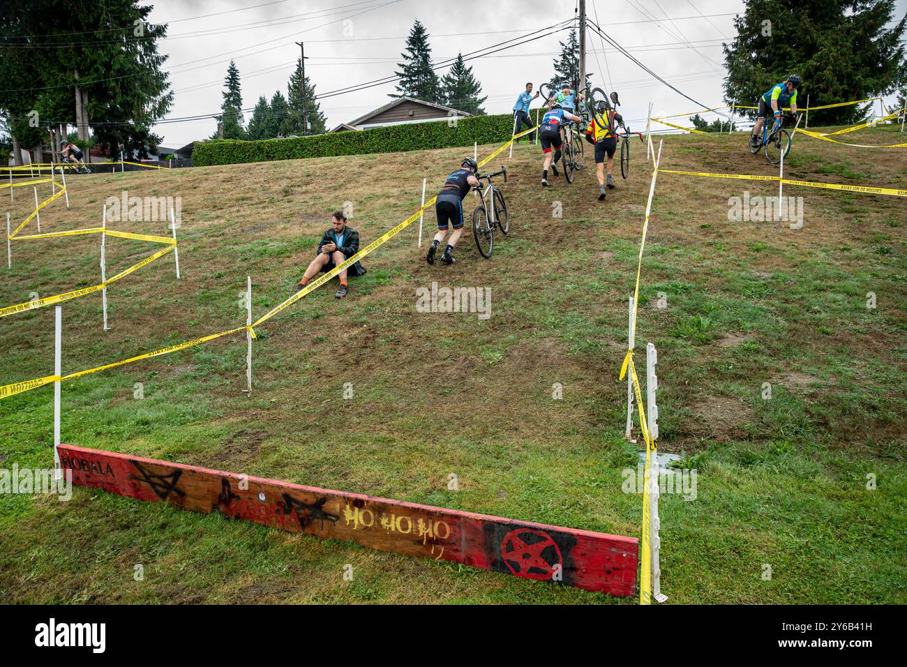 WA25663-00...WASHINGTON - la barriera in fondo alla collina è seguita da una corsa di ciclocross alla Choice Academy. Foto Stock
