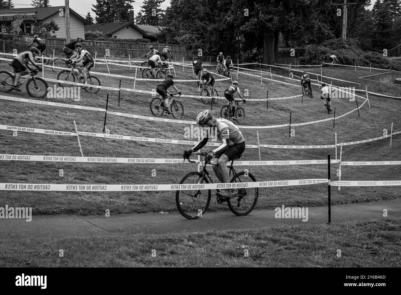 WA25678000...WASHINGTON - i ciclocross in rapido movimento seguono un complicato percorso di gara alla Choice Academy. Foto Stock