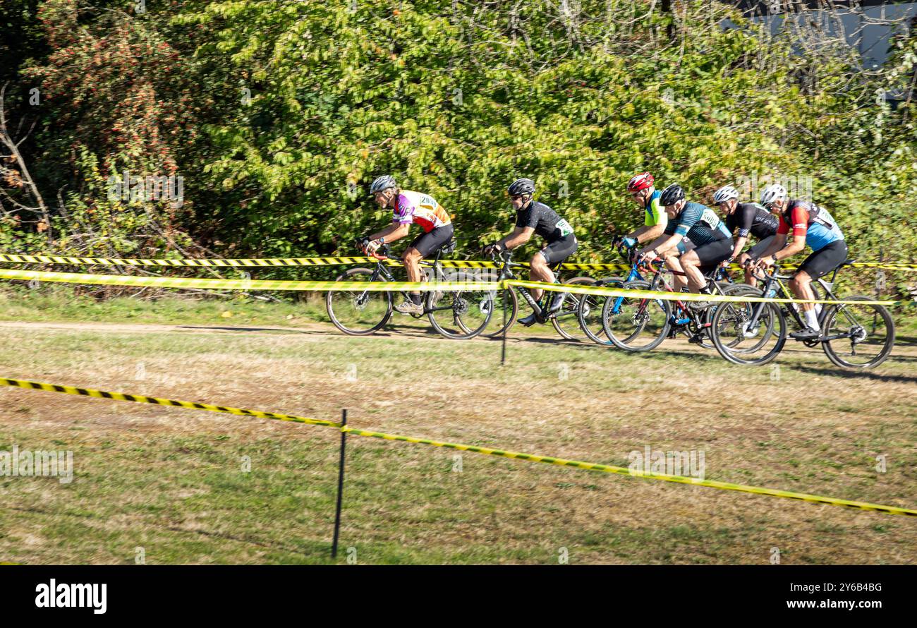 WA25703-00...WASHINGTON - oltre 60 piloti uomini iniziano una gara di ciclocross al Marymoor Park. Foto Stock