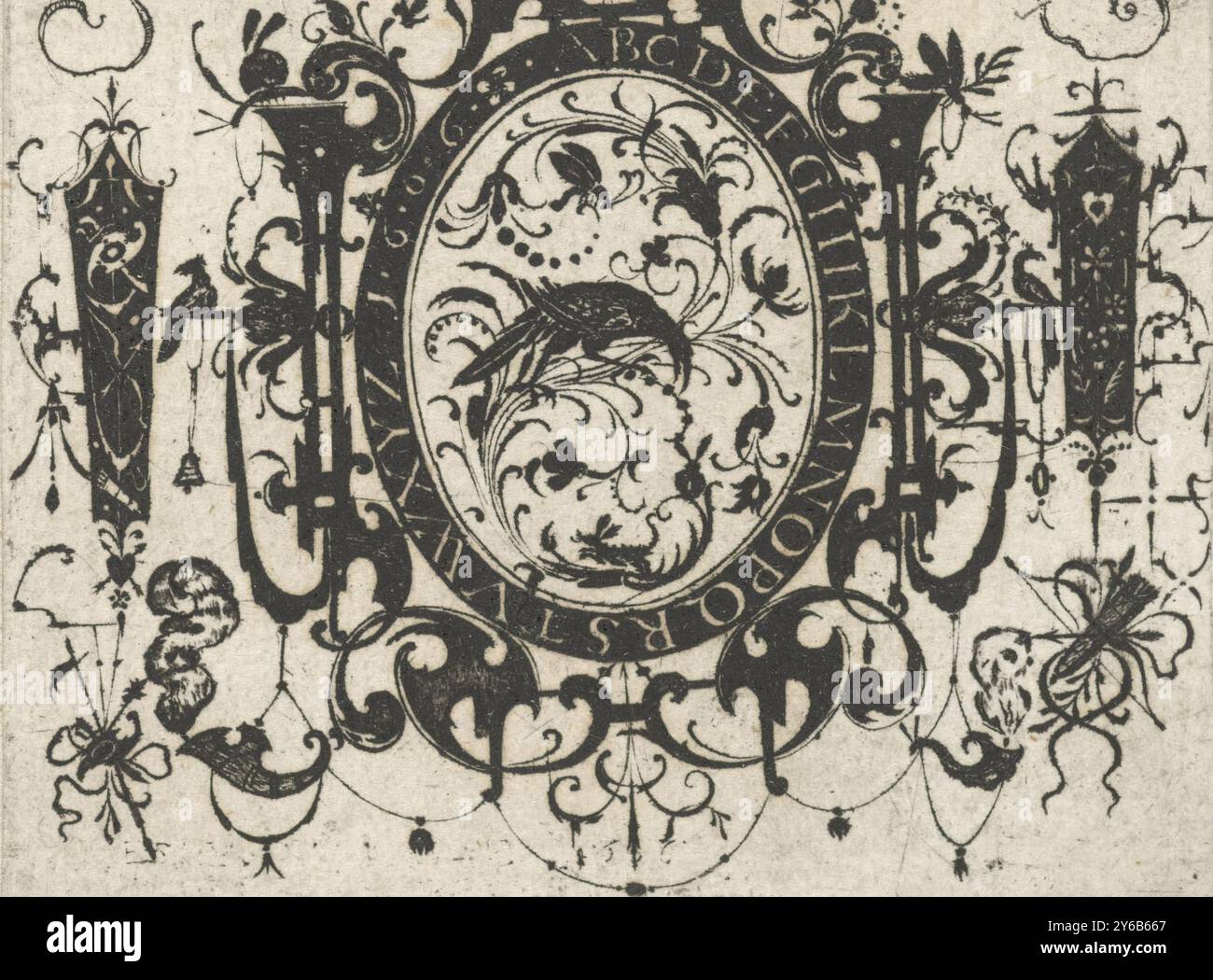 Cartouche ovale con l'alfabeto, cartouche ovale con l'alfabeto bianco su un bordo nero, disegni per oro e argentieri (titolo della serie), nell'ovale un uccello si siede su una vite a foglia. Ornamento nero da una serie di 6 foglie., stampa, stampatore: Esaias van Hulsen, (menzionato sull'oggetto), su disegno di: Esaias van Hulsen, editore: Esaias van Hulsen, Stoccarda, (possibilmente), 1606, carta, incisione, altezza, 56 mm x larghezza, 64 mm Foto Stock