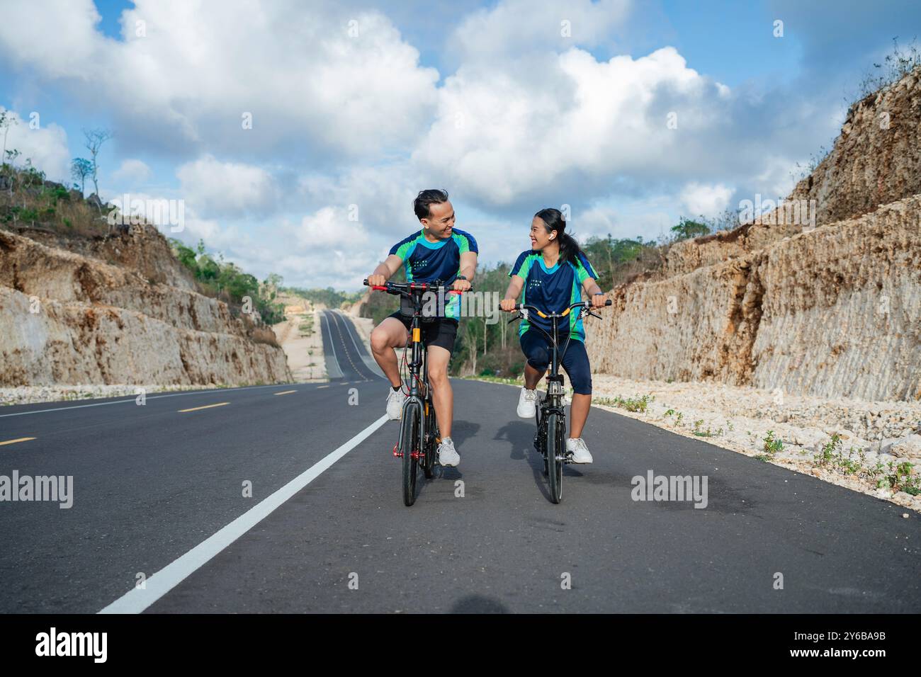 atleta di coppia maschile e femminile in bicicletta insieme Foto Stock