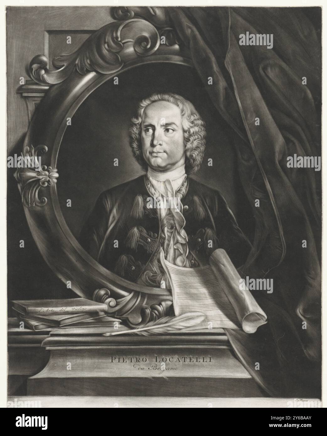 Ritratto di Pietro Antonio Locatelli, compositore e insegnante di violino italiano Pietro Antonio Locatelli. Per la cornice una pila di libri, una penna per scrivere e un foglio di stave vuote., stampa, stampatore: Cornelis Troost, (menzionato sull'oggetto), Amsterdam, 1729 - 1750, carta, incisione, altezza, 430 mm x larghezza, 330 mm Foto Stock