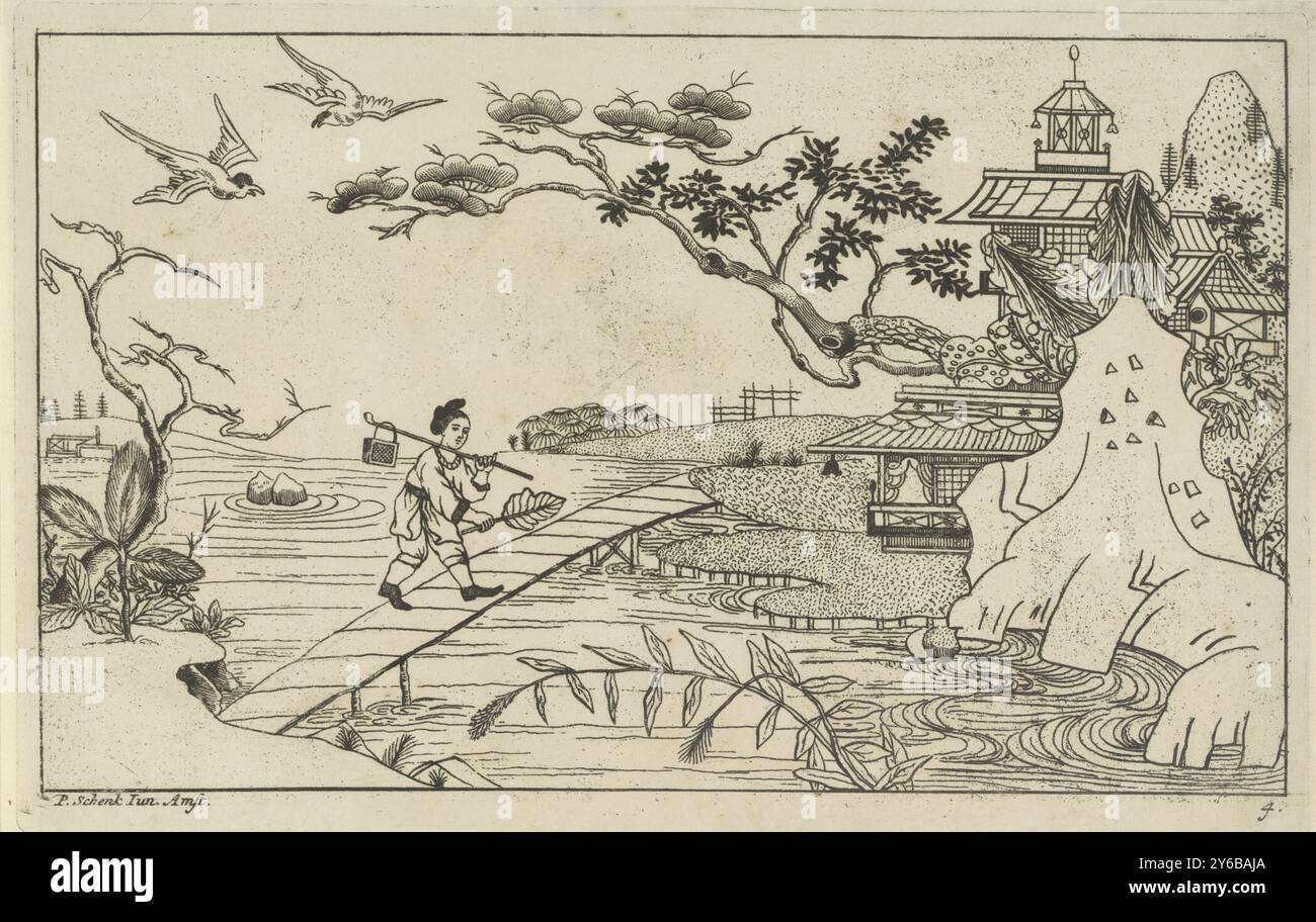 Figura cinese sul ponte sul fiume, New Invented Sinees disegnato con grande sforzo e dato in layout, da P. Schenk Jun (...), prima parte (titolo della serie), Una figura cinese cammina con una valigia su un bastone sulla spalla e con una foglia in mano attraverso un ponte sopra un fiume. Edifici a destra della banca., stampa, tipografo: Pieter Schenk (II), su disegno di: Pieter Schenk (II), editore: Pieter Schenk (II), (menzionato sull'oggetto), Amsterdam, 1727 - 1775, carta, incisione, altezza, 170 mm x larghezza, 262 mm Foto Stock