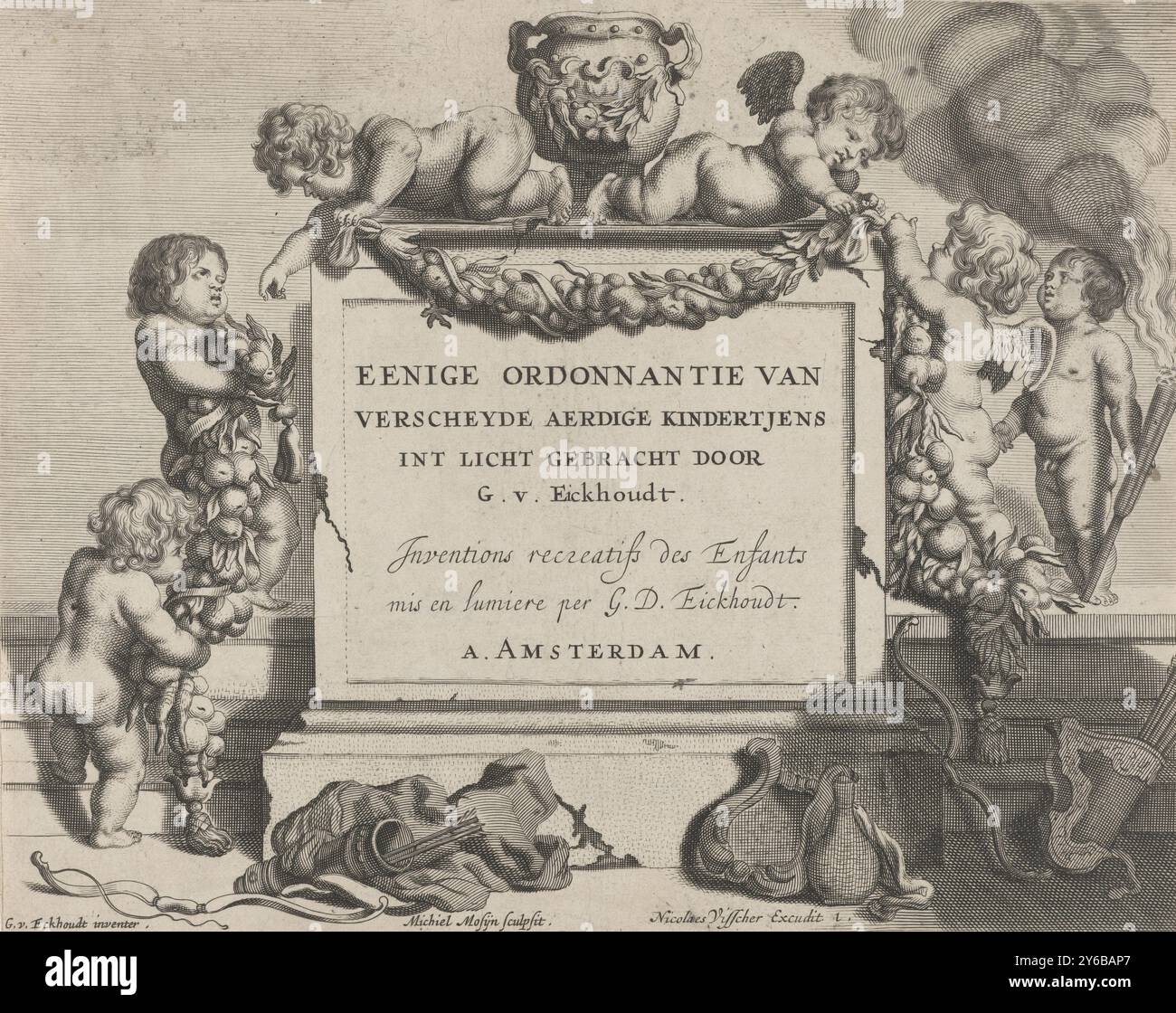 Putti decorano un monumento con ghirlande, giocando putti (titolo della serie), alcune ordinanze di vari tipi di bambini portati alla luce da G. v. Eickhoudt, invenzioni recreative des Enfants mis en lumiere per G.D. Eickhoudt (titolo della serie su oggetto), Putti decorano un monumento con ghirlande. Sulla destra un putto in piedi con una torcia per fumare. Sul terreno gli attributi del putti: Balze, archi, una lira e decanter., stampa, stampatore: Michiel Mosijn, (menzionato sull'oggetto), dopo il design di: Gerbrand van den Eeckhout, (menzionato sull'oggetto), editore: Nicolaes Visscher (i), (menzionato sull'oggetto) Foto Stock
