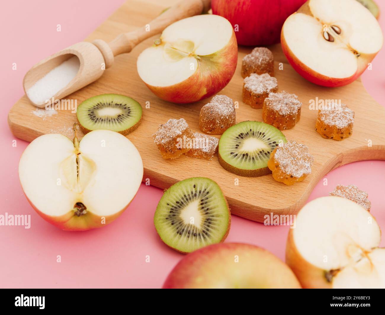 Marmellata fatta in casa con mela dolce e kiwi su bianco. Disposizione piatta, vista dall'alto Foto Stock