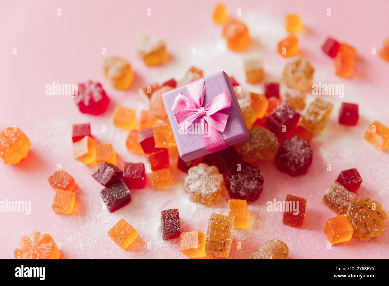 Gelatina dolce e gustosa su sfondo rosa con confezione regalo. Foto Stock